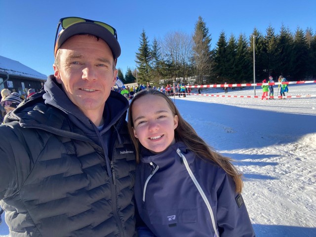 Glücklicher Trainer und Papa, glückliche Tochter am Ende des 1. DSC!